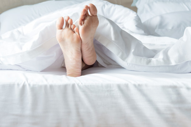 在床上两英尺的特写。,把注意力集中在女人的脚上图片下载