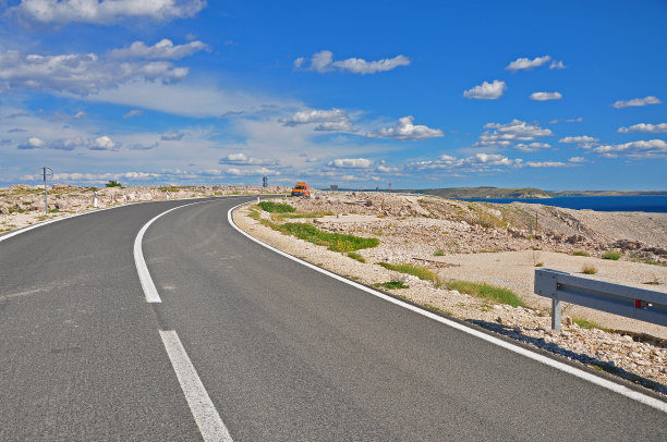 克罗地亚海边悬崖上的一条孤独的路图片下载