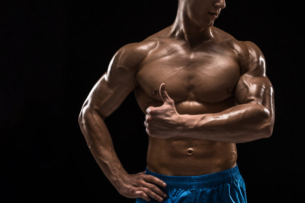 一个男人的身体的一部分，在黑暗的背景下，有拷贝空间图片下载