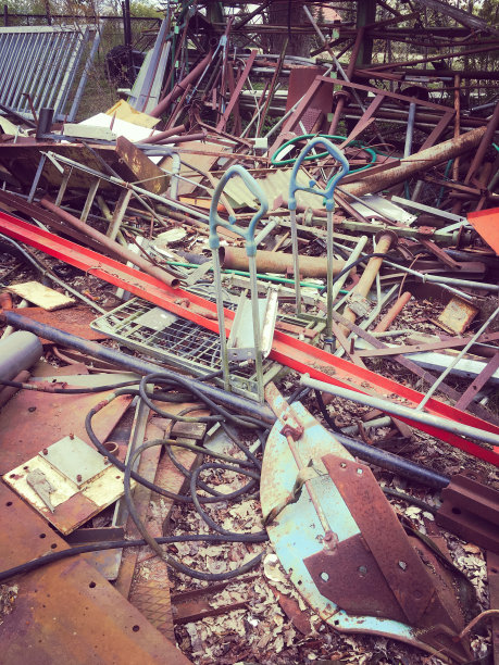 乡下一堆生锈的废金属图片下载