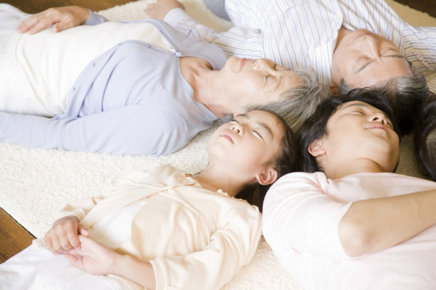 三代的家庭。图片下载