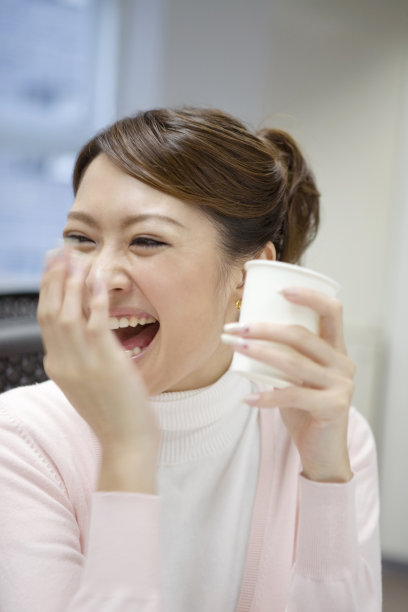 女人笑了图片下载