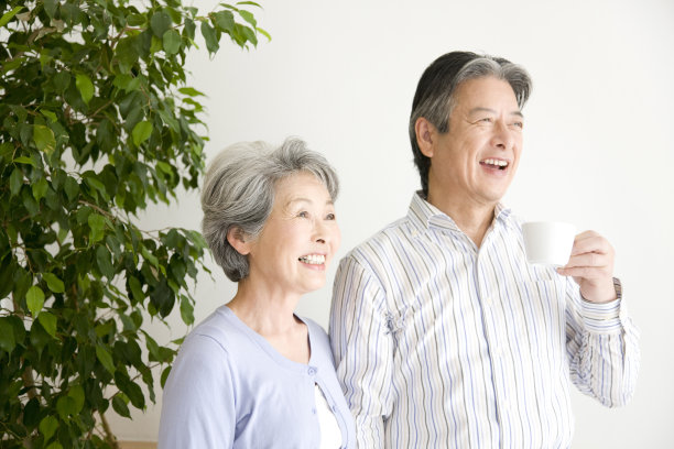 一对老夫妇不得不笑图片下载