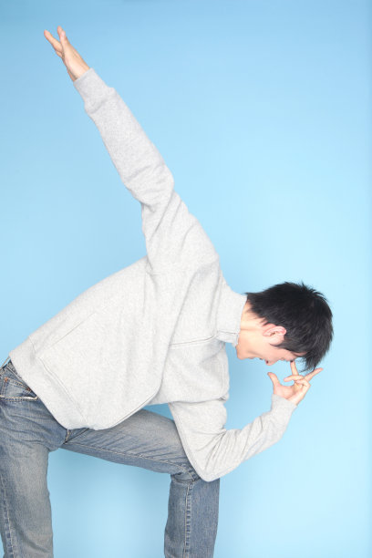 男人怪异的姿势图片下载