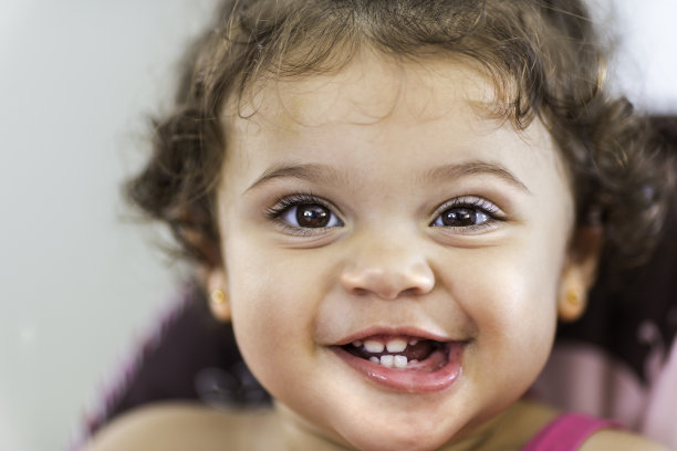 小女孩笑了图片下载