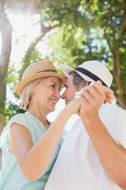 幸福的夫妇浪漫的手牵手图片下载