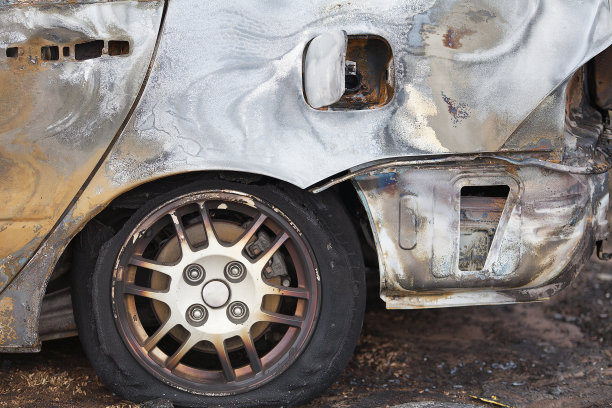 烧毁的汽车图片下载