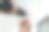 在窗户上安装百叶窗。图片下载