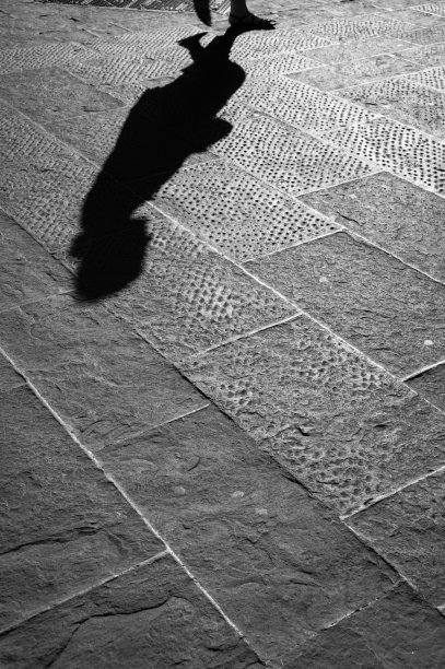 走在意大利佛罗伦萨的鹅卵石路上的游客图片下载