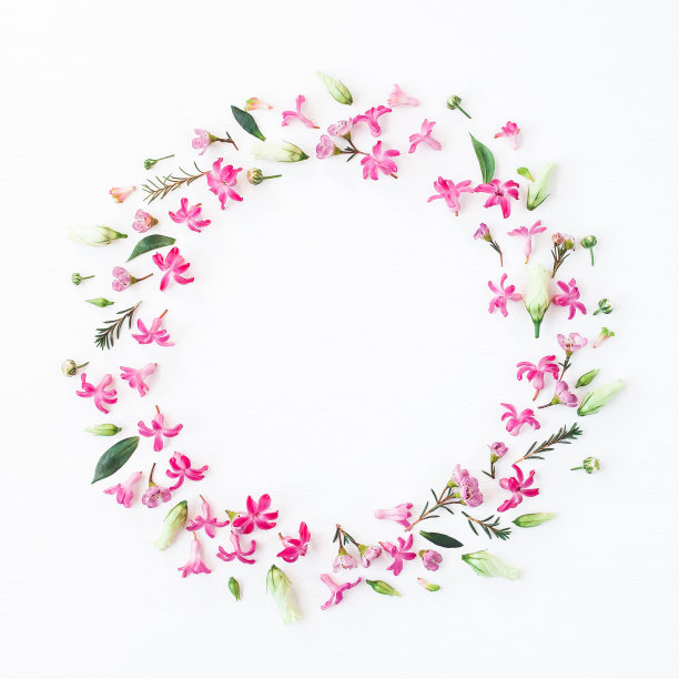 用各种粉红色的花做成的花环。平躺，俯视图图片下载