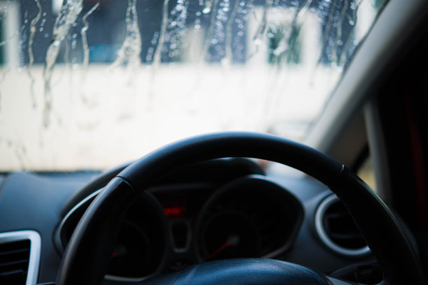 在一个下雨的城市里开车，从里面看-复古效果风格的图片图片下载