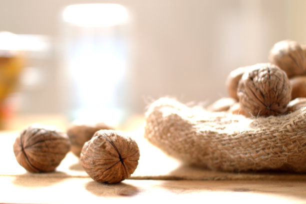 一些核桃和麻袋放在木桌上图片下载