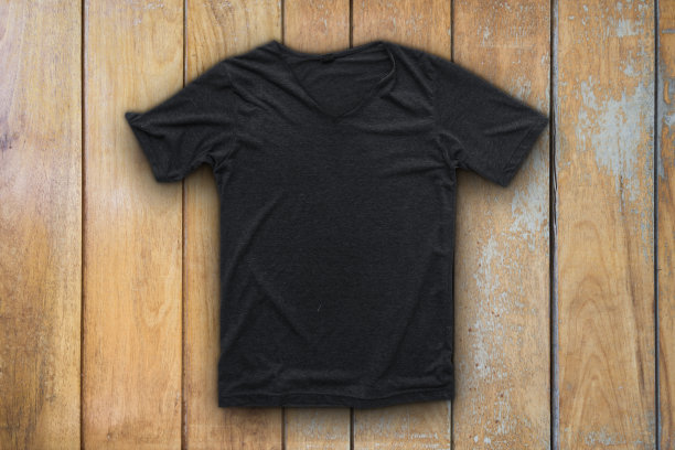 木制背景上的灰色t恤图片下载
