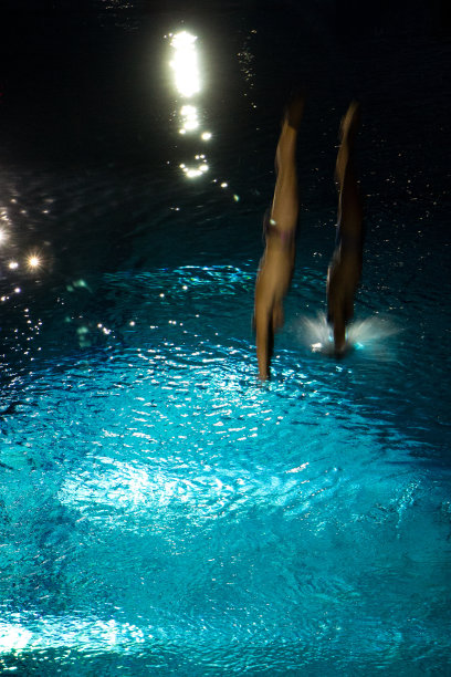 两个游泳运动员跳进游泳池图片下载