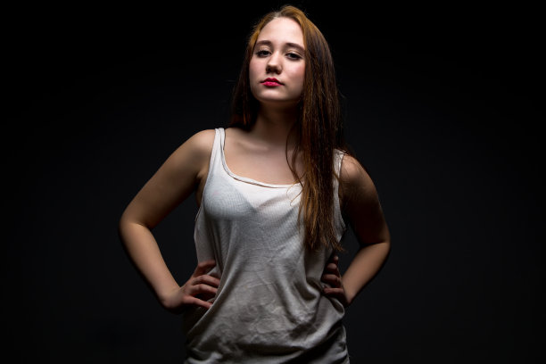 矮胖的黑发女孩的照片图片下载