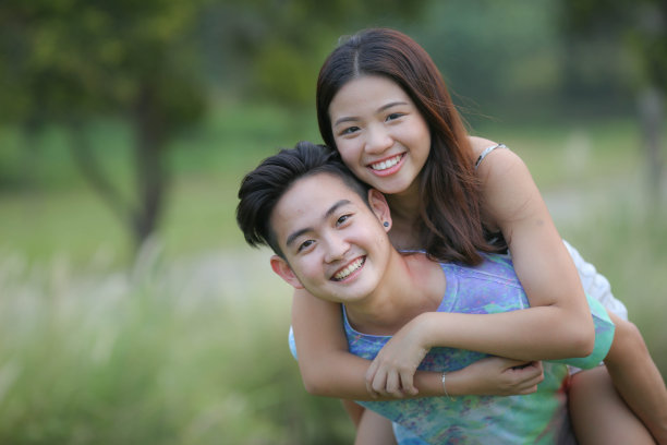 大自然中的情侣爱情时刻图片下载