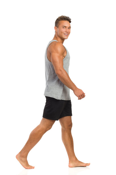 光脚的人走图片下载