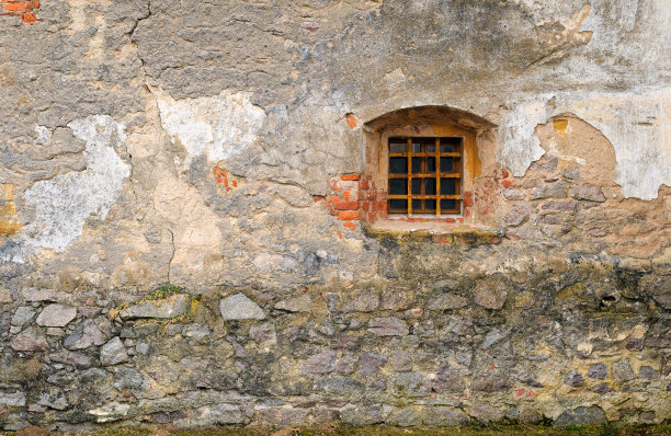 又旧又脏的墙，窗户上有铁栏杆图片下载