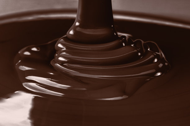 倒入液体热巧克力特写。做甜点。图片下载