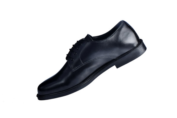 白色背景的黑色皮鞋。图片下载