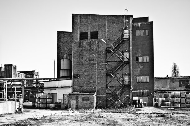 后院是城市和工业废墟。图片下载