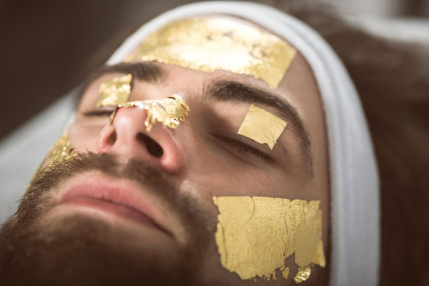 男士黄金面膜在美容院治疗素材图片
