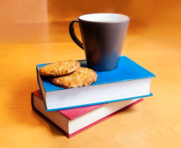 茶，饼干和书图片下载