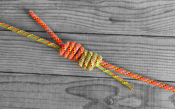 在木制背景上的两根山绳之间的连接处图片下载