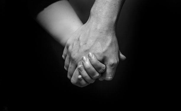 男人和女人牵手图片下载