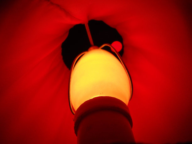 红色灯光下的低角度视图图片下载