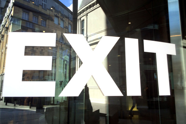 门口的出口标志图片下载