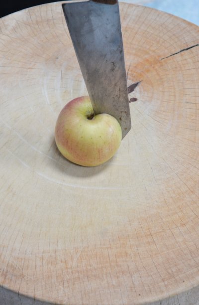 用刀把苹果切在木块上图片下载