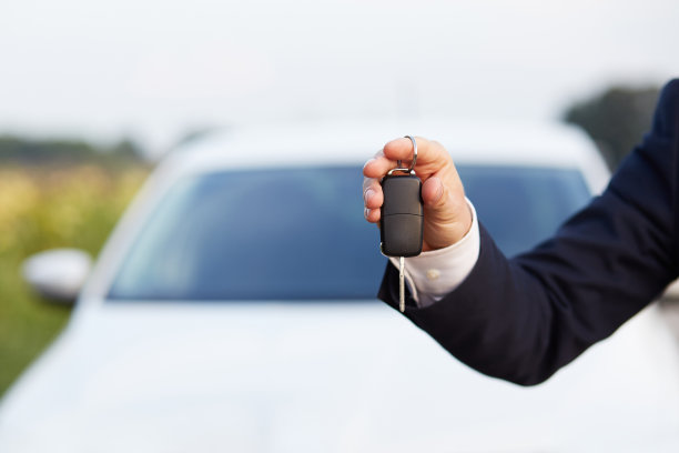 穿着西装拿着车钥匙的人图片下载