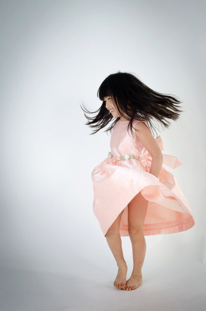 亚洲可爱女孩的肖像是跳舞图片下载