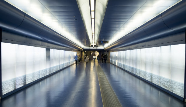 地铁下面的人图片下载