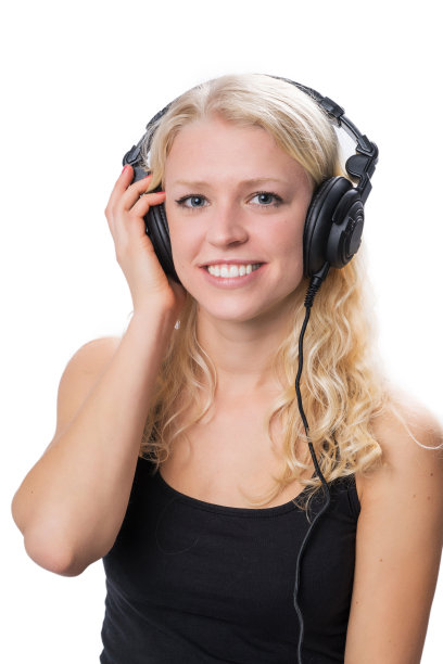 年轻的金发女孩戴着耳机图片下载