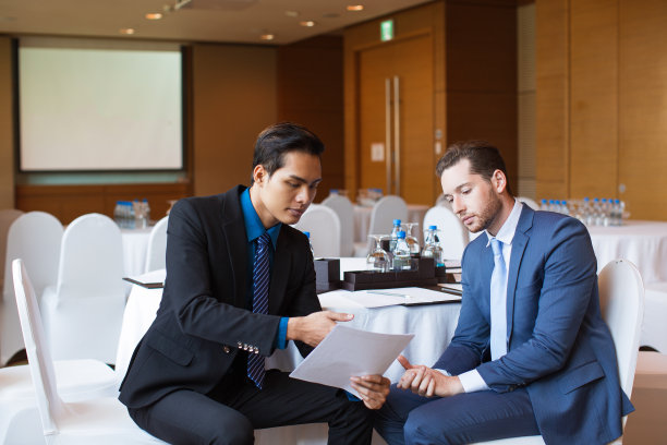 两位严肃的成人经理讨论文件图片下载