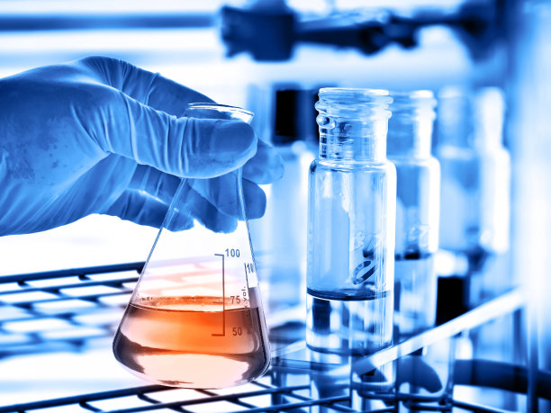 科学家手持烧瓶，实验室玻璃器皿背景图片下载