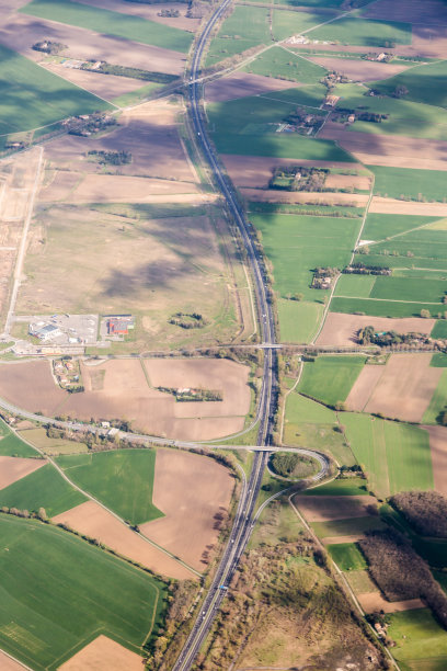 高速公路和马赛克田野和草地的鸟瞰图图片下载