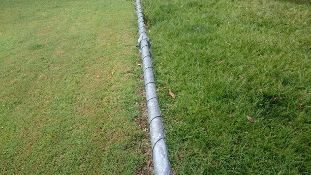 修剪和未修剪的草形成对比。图片下载