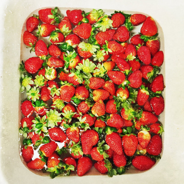 草莓在厨房的水槽里游泳图片下载