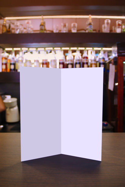 酒吧里放着空白的小册子宣传单。图片下载