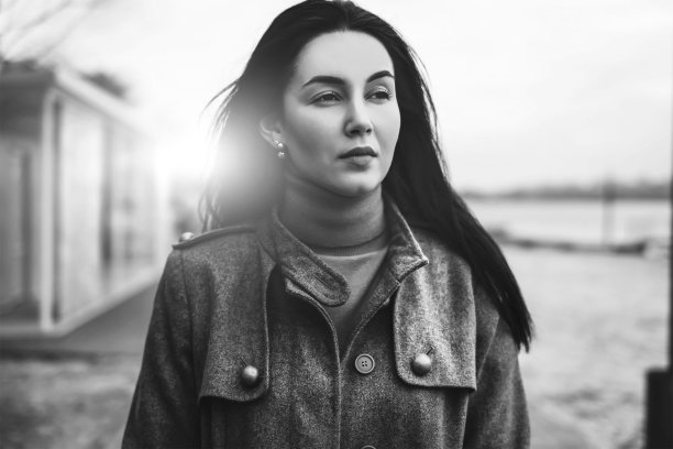 长头发的黑发女孩在户外图片下载