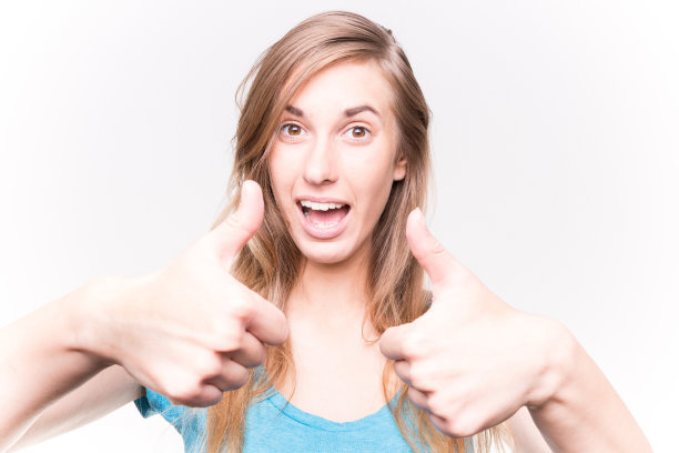 年轻女子微笑着竖起大拇指图片下载
