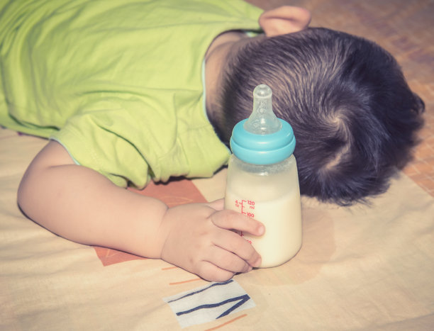 婴儿手持奶瓶，小品图片下载