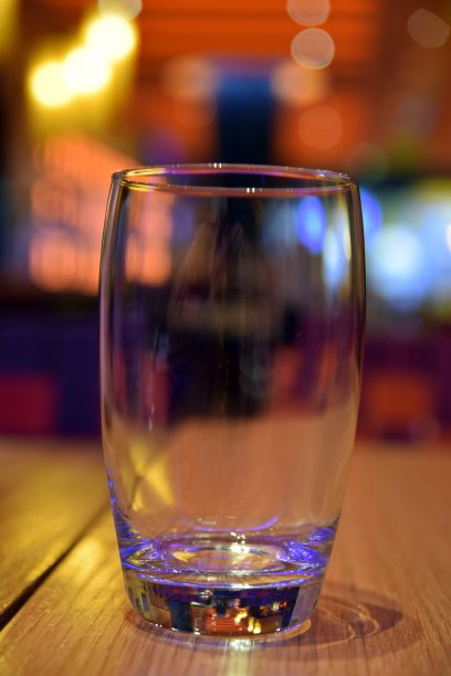 玻璃放在餐厅的木桌上图片下载