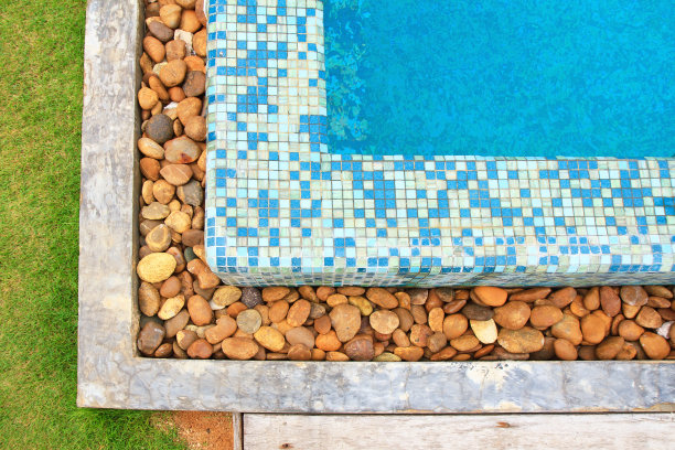 混凝土和岩石池边缘背景图片下载