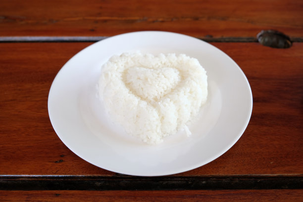 盘子里的心型米饭图片下载