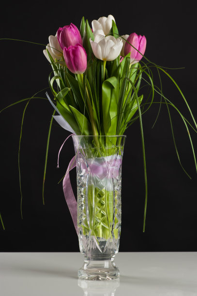 漂亮的婚礼鲜花，插在花瓶里图片下载