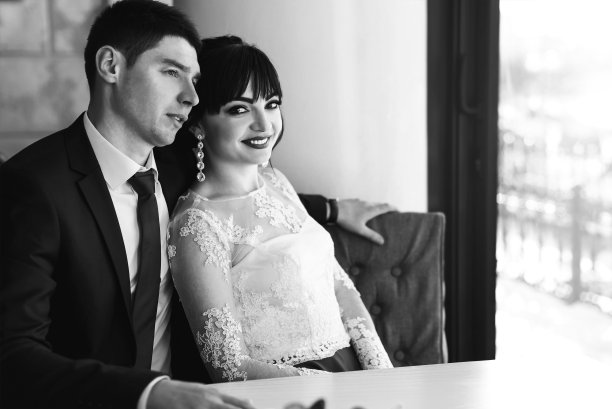 年轻漂亮幸福的新婚夫妇图片下载